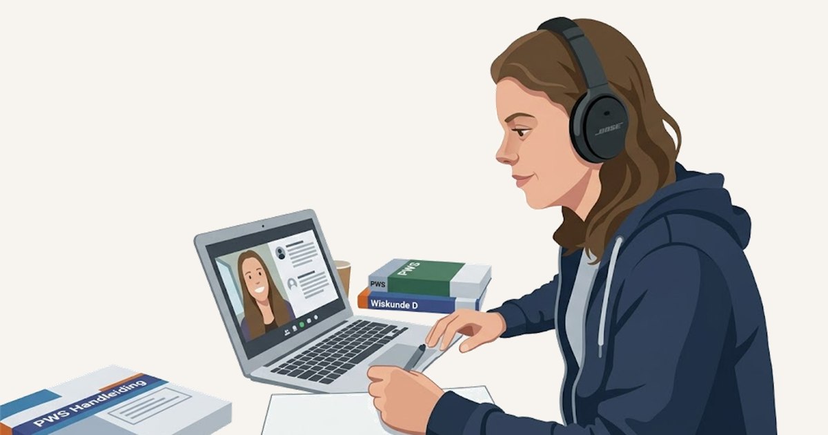 Jongere krijgt online begeleiding met schoolboeken en aantekeningen op tafel